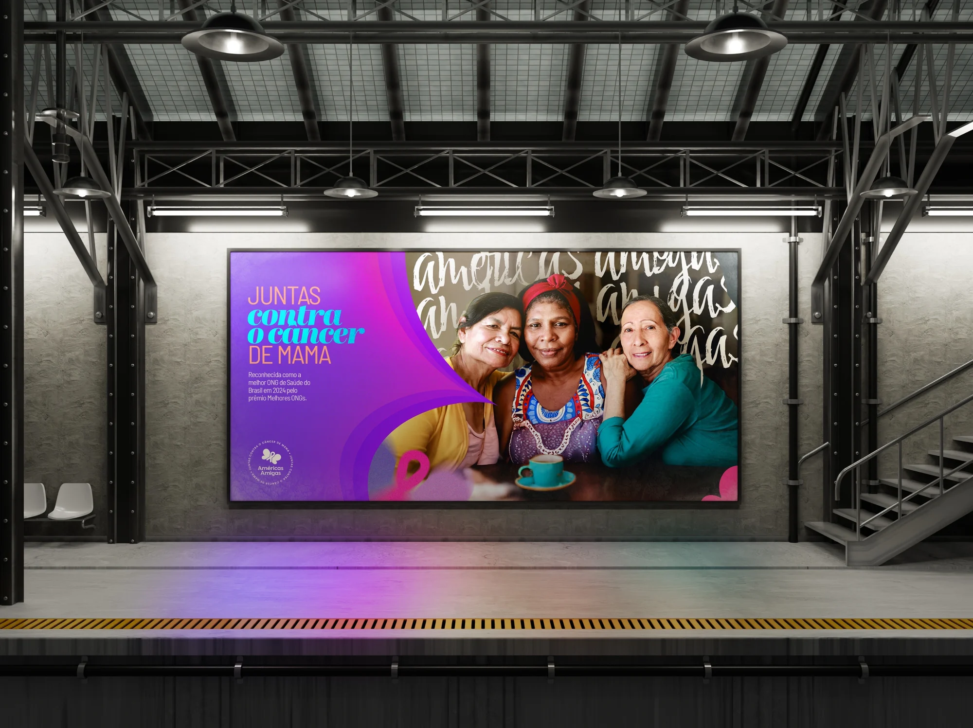 Painel da campanha Juntas contra o câncer de mama da Américas Amigas numa estação de metrô